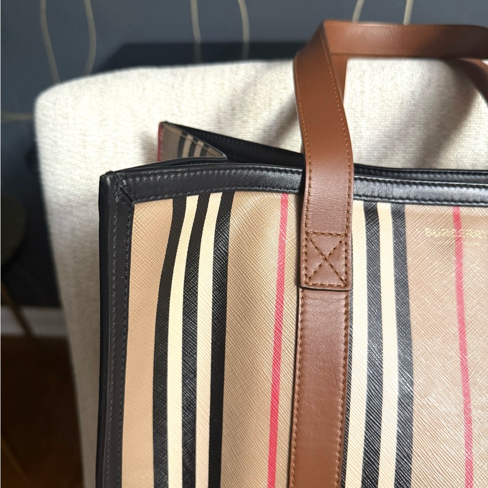 Authentic Burberry Icon Stripe E-Canvas Portrait Tote bag - Picture 9 of 16